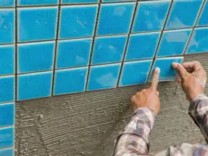 Keo dán gạch cho hồ bơi – Nên chọn loại nào để không bong tróc?